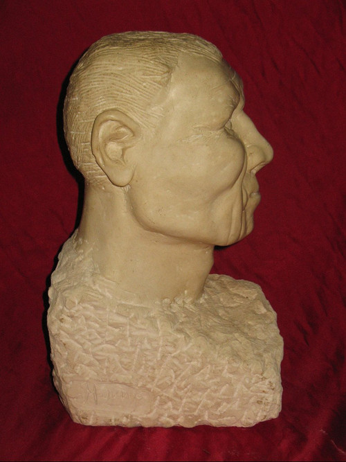 Busto di uomo in pietra di Borgogna firmato Moudie, XX secolo