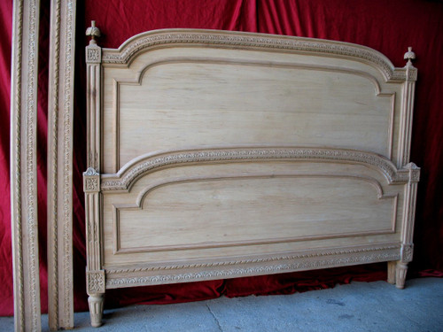 Louis XVI style bed in carved beechwood from the 19th century