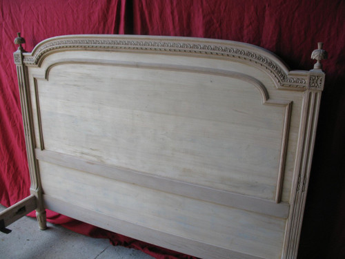 Louis XVI style bed in carved beechwood from the 19th century