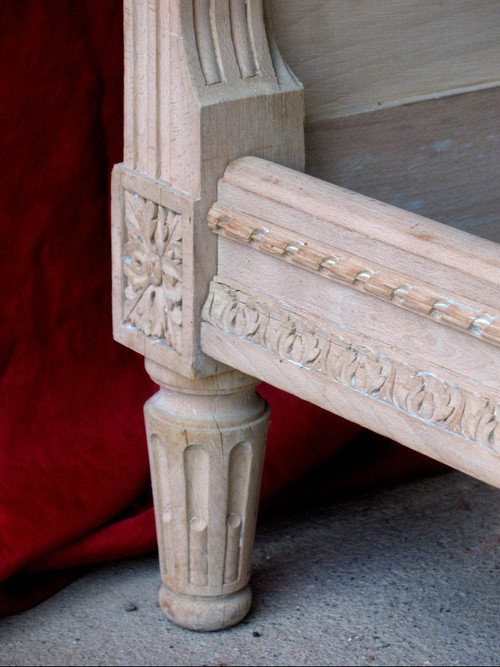 Louis XVI style bed in carved beechwood from the 19th century