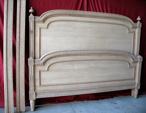 Louis XVI style bed in carved beechwood from the 19th century