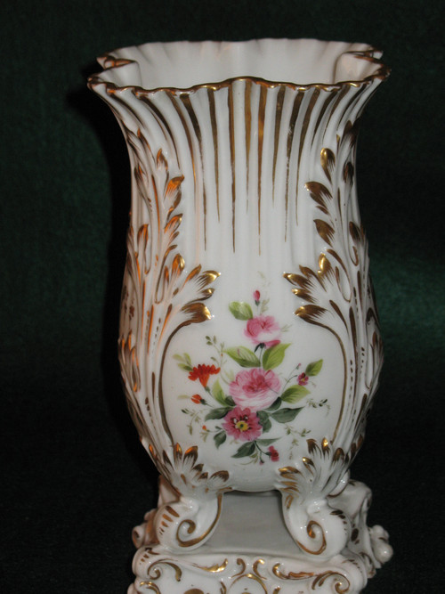 Vase aus Pariser Porzellan mit Blumendekor Restaurationszeit 19. Jahrhundert im Geschmack von Jacob Petit