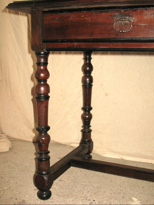 Writing table Louis XIV period in walnut Origin Périgord 17th