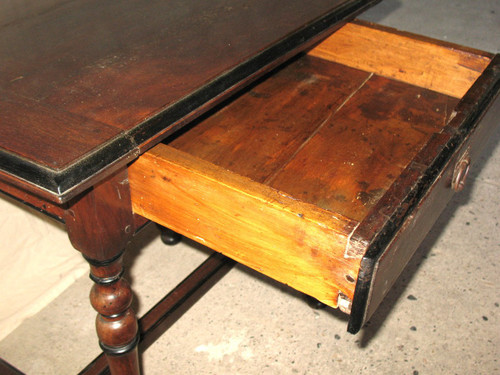 Writing table Louis XIV period in walnut Origin Périgord 17th