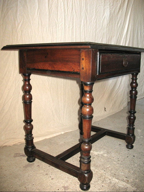 Writing table Louis XIV period in walnut Origin Périgord 17th