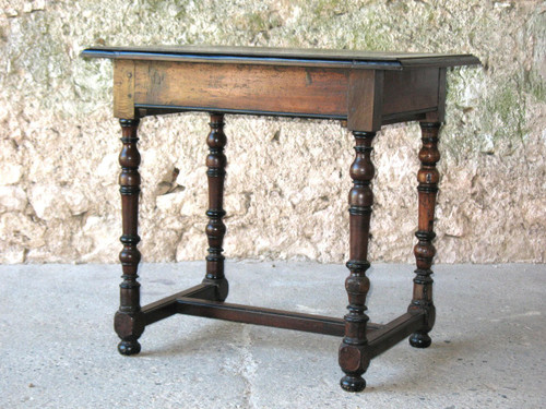 Writing table Louis XIV period in walnut Origin Périgord 17th