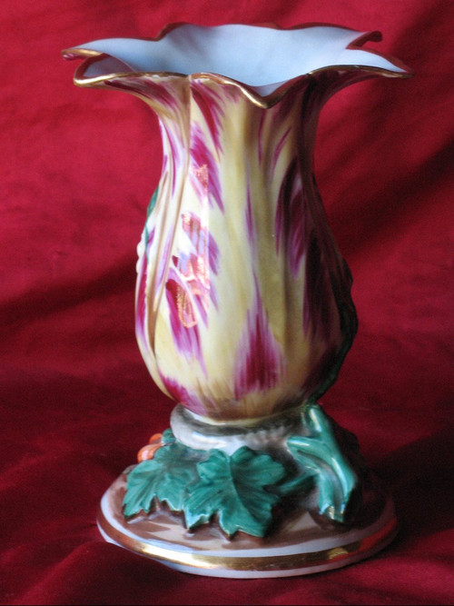 Vase  tulipe en porcelaine de Paris époque 19ème dans le goût de Jacob Petit