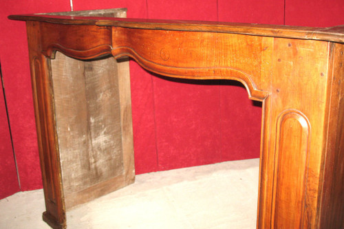 Walnut mantel with crossbow front and molded sides from the Regency period Origin Périgord 18th century