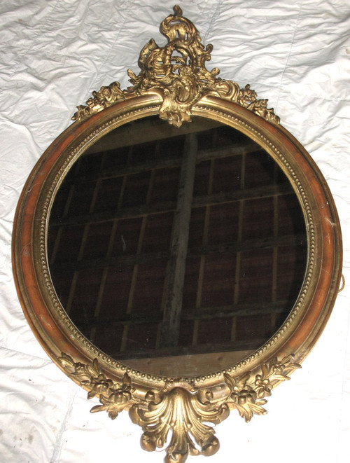 Miroir ovale sculpté en bois et stuc doré à la feuille époque 19ème