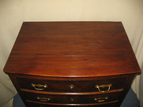 Curved chest of drawers in oak, 18th century