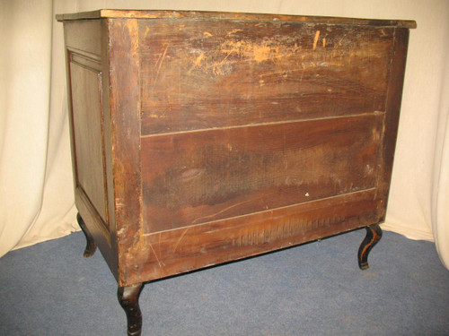 Curved chest of drawers in oak, 18th century