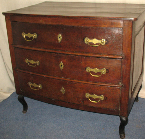 Curved chest of drawers in oak, 18th century