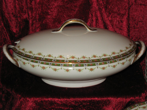 Table service in Limoges porcelain with floral decoration 101 pieces Louis XVI style 20th century