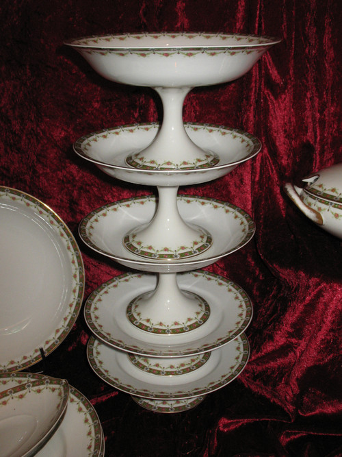 Table service in Limoges porcelain with floral decoration 101 pieces Louis XVI style 20th century