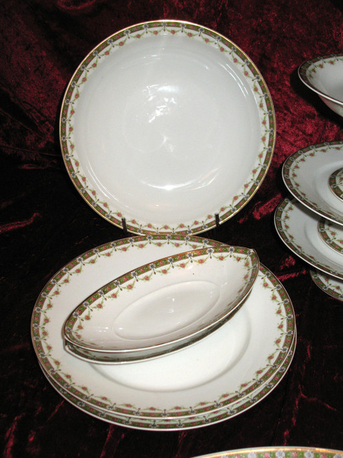 Table service in Limoges porcelain with floral decoration 101 pieces Louis XVI style 20th century