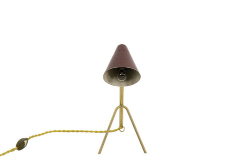 Kleine Lampe aus rot lackiertem Metall und goldenem Messing, 1950er Jahre – Op475101