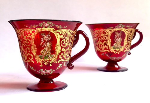 Paire de tasses et sous-tasses Renaissance en verre de Venise rouge rubis émaillé or