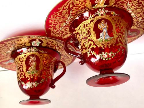 Paire de tasses et sous-tasses Renaissance en verre de Venise rouge rubis émaillé or