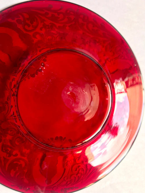 Paire de tasses et sous-tasses Renaissance en verre de Venise rouge rubis émaillé or