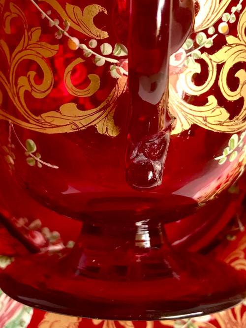 Paire de tasses et sous-tasses Renaissance en verre de Venise rouge rubis émaillé or