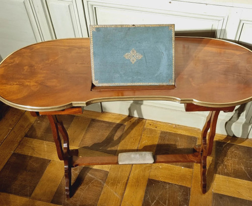 Table liseuse dans le goût du XVIIIème siècle attribué à la maison Mailfert.