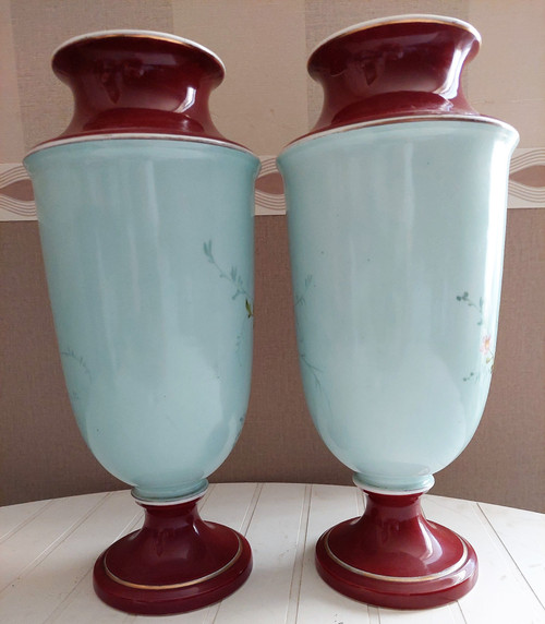 Paire de vases Napoléon 3 en porcelaine décor panier et papillons haut 33 cm