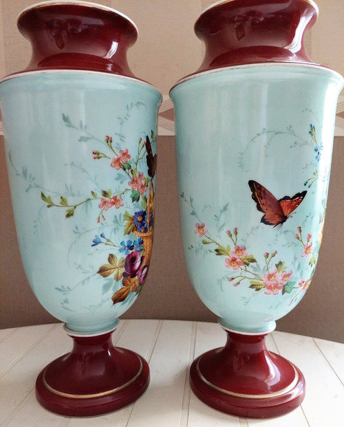 Paire de vases Napoléon 3 en porcelaine décor panier et papillons haut 33 cm