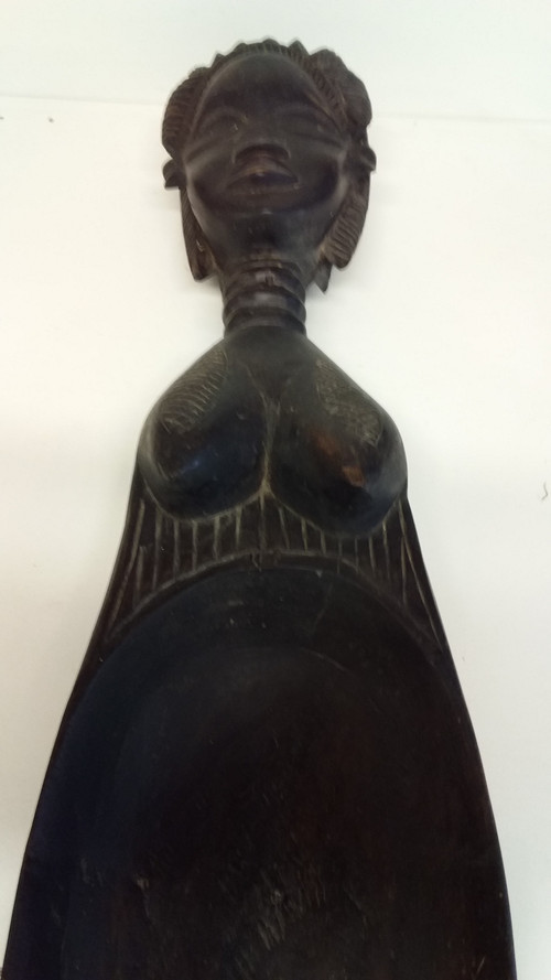 Wakémia ceremonial spoon decorated with a Liberian woman's head