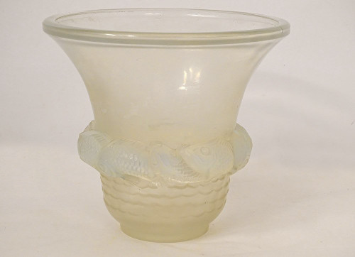 Vase Verre Opalescent Moulé René Lalique Modèle Piriac Poissons XXè Siècle