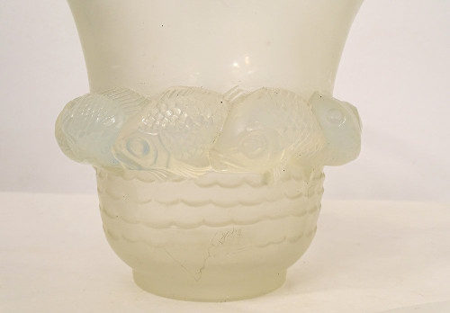 Vase Verre Opalescent Moulé René Lalique Modèle Piriac Poissons XXè Siècle