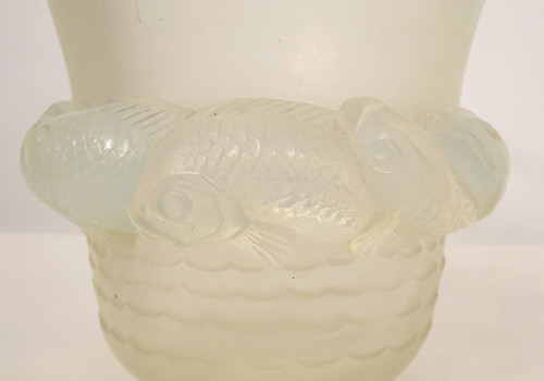 Vase Verre Opalescent Moulé René Lalique Modèle Piriac Poissons XXè Siècle