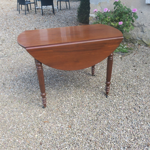 Round mahogany table with extension leaf