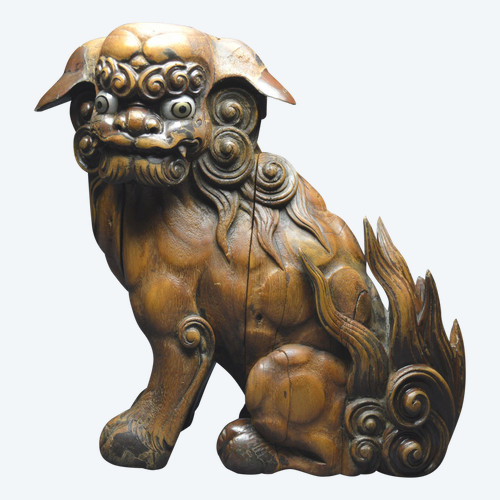 Japan, Edo Period (1603 - 1858), Large wooden guardian lion with old traces of lacquer.