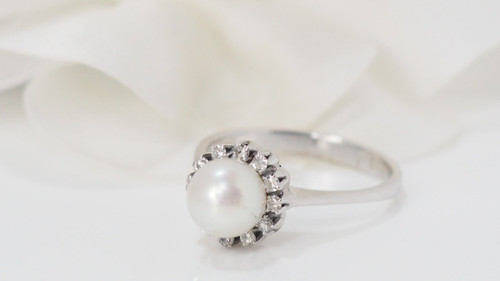 Ring In White Gold Cultured Pearl And Diamonds