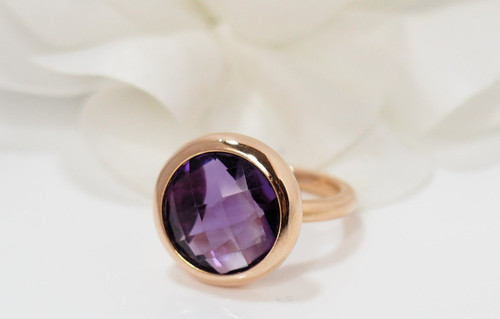 Ring aus Roségold und facettiertem Amethyst