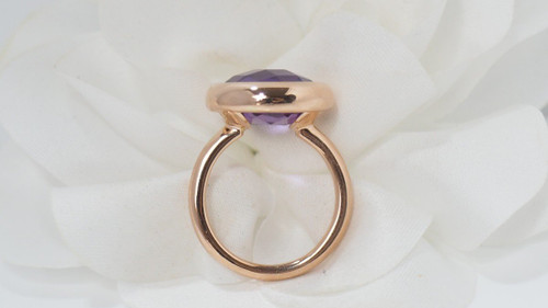 Ring aus Roségold und facettiertem Amethyst