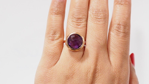 Ring aus Roségold und facettiertem Amethyst