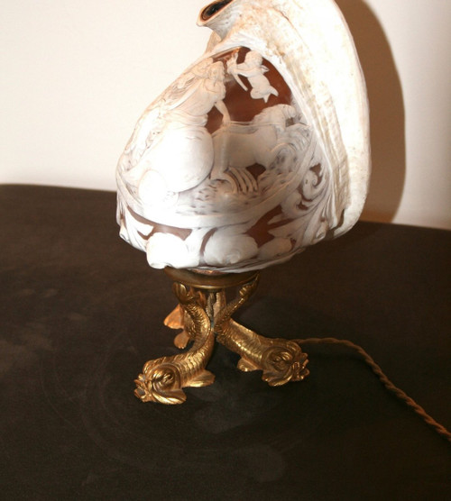 Shell lamp, Cameo style on bronze feet, 19th century style