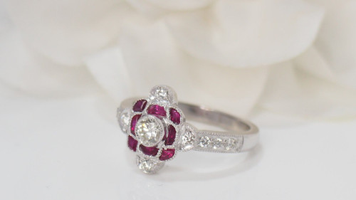 Bague En Or Blanc, Rubis Calibrés Et Diamants