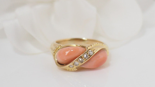 Bague En Or Jaune, Cabochons De Corail Et Diamants