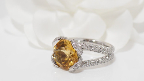 Ring aus Weißgold, Citrin und Diamanten