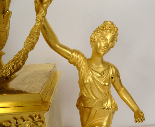 Restaurative Pendeluhr aus vergoldeter Bronze, Allegorie Musik Frau, 19. Jahrhundert