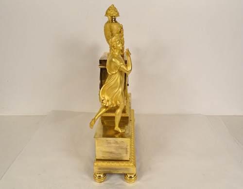 Restaurative Pendeluhr aus vergoldeter Bronze, Allegorie Musik Frau, 19. Jahrhundert