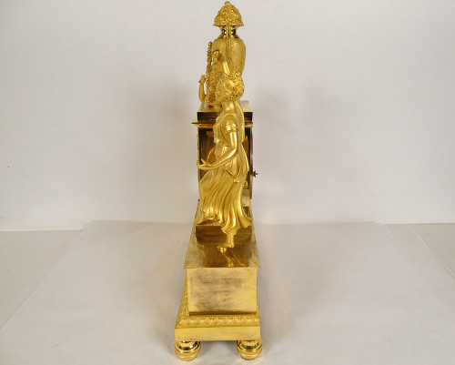 Restaurative Pendeluhr aus vergoldeter Bronze, Allegorie Musik Frau, 19. Jahrhundert