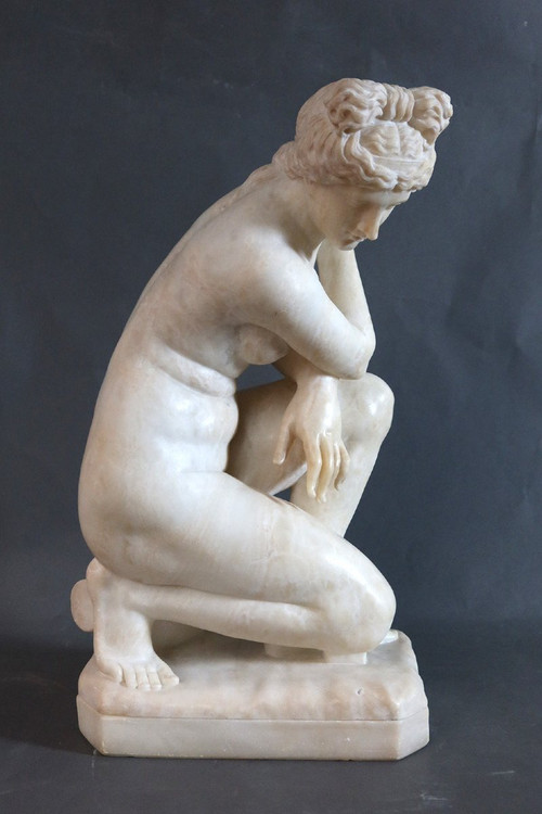 Sculpture En Albâtre " Vénus accroupie " d'après l'antique