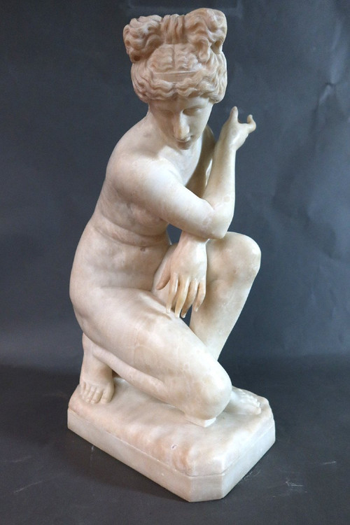 Sculpture En Albâtre " Vénus accroupie " d'après l'antique