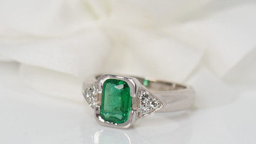 White Gold Ring Decorated With An Emerald And Diamonds