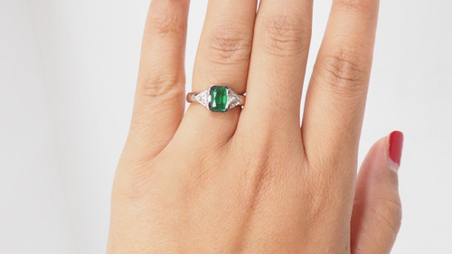 White Gold Ring Decorated With An Emerald And Diamonds