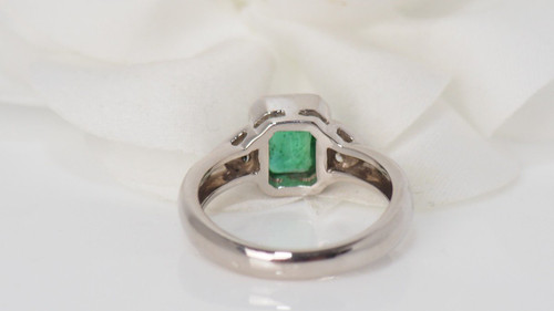 White Gold Ring Decorated With An Emerald And Diamonds