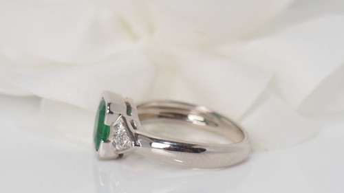 White Gold Ring Decorated With An Emerald And Diamonds